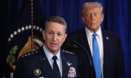 Cómo el jefe del Estado Mayor de EE.UU. equilibra a Trump mientras se prepara para una posible guerra con Irán