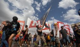 Paro por reforma laboral de Milei provoca cancelación de decenas de vuelos en Argentina