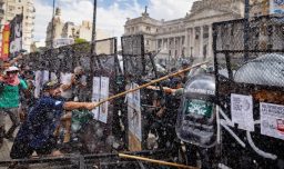 Protestas en la plaza del Congreso de Buenos Aires contra reforma laboral de Milei dejan enfrentamientos, heridos y detenidos