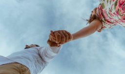 Más allá de los clichés: Las nuevas formas de vivir el 14 de febrero para cuidar nuestra salud emocional