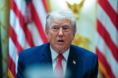 Trump baja los aranceles a India y afirma que dejarán de comprarle petróleo a Rusia