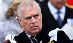 El expríncipe Andrés abandona la comisaría horas después de ser detenido