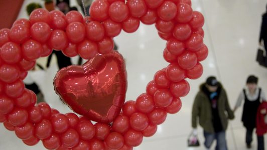 Panoramas para celebrar el 14 de febrero: Concierto en el Planetario USACH, San Valentín en la Blondie y trekking en Peñalolén