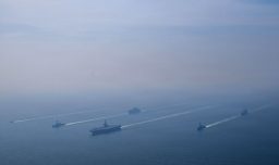 Estados Unidos aumenta presión militar sobre Irán mientras avanzan conversaciones sobre programa nuclear