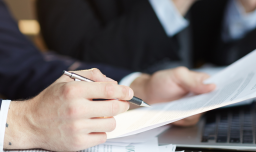 Abogado es multado tras presentar escrito con jurisprudencia falsa generada por IA en tribunal de Concepción