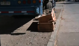 Hallan ataúdes usados abandonados en plena vía pública en Quinta Normal