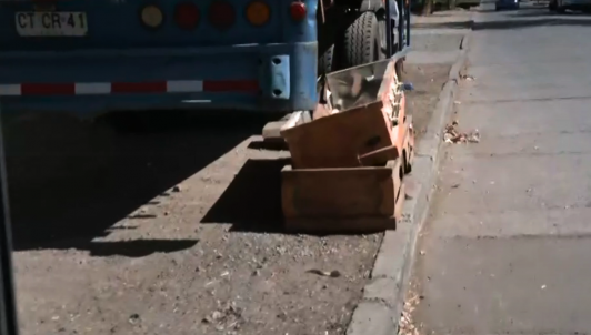 Hallan ataúdes usados abandonados en plena vía pública en Quinta Normal