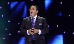 Municipalidad de Villa Alegre denuncia a Dino Gordillo por beso a menor en festival: Esto responde el humorista