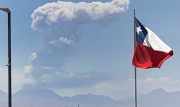Senapred monitorea actividad sísmica y fumarola de más de un kilómetro del volcán Láscar en Antofagasta