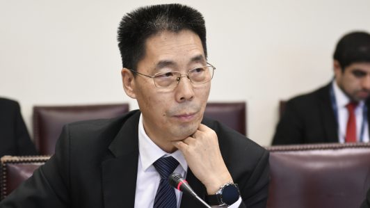 China responde a EE.UU por cable submarino: Embajador niega riesgos para la seguridad de Estados Unidos