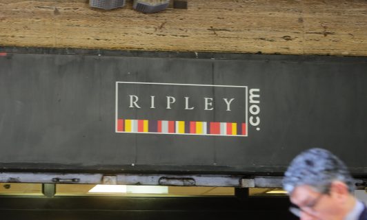 Ripley es condenada por despido injustificado de trabajadora: Deberán pagarle casi $5 millones