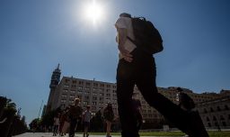 El calor no da tregua: ¿Cómo estará el tiempo este lunes en Santiago?
