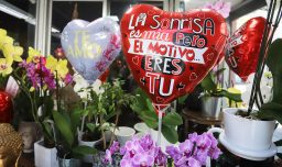 6 de cada 10 trabajadores en Chile se enamoraron en el trabajo alguna vez: 17% llegó a formar una familia con esa persona