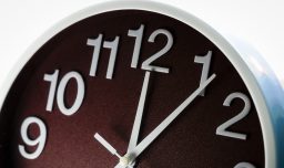 ¿Cuándo se hará el cambio de horario 2026? Revisa en qué fecha se debe atrasar la hora en el reloj