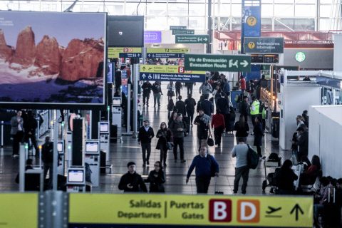 Por paro general: Aeropuerto de Santiago anuncia la cancelación de todos los vuelos hacia Argentina
