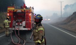 Cancelan Alerta Roja en Puente Alto por incendio forestal: SEC reporta 34 mil clientes sin suministro eléctrico
