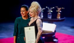 Mon Laferte es nombrada Hija Ilustre de Viña del Mar tras su exitoso paso por el Festival