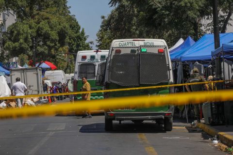 Operativo en barrio Meiggs retira toldos del comercio ilegal y suma rejas en 7 cruces