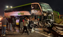 Dos muertos y más de 20 heridos deja intenso choque de bus interurbano con camión en Ruta 5 Sur de La Araucanía