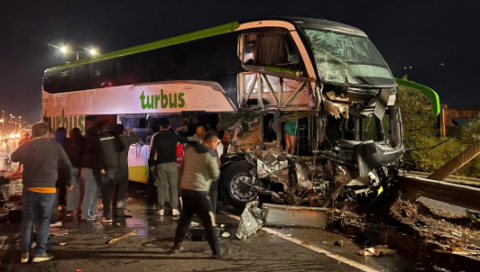 Dos muertos y más de 20 heridos deja intenso choque de bus interurbano con camión en Ruta 5 Sur de La Araucanía
