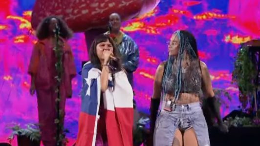 Bomba Estéreo sorprende en Viña 2026 invitando a la rapera chilena Flor de Rap a interpretar "Soy Yo"
