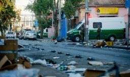 Nuevo conflicto en barrio Meiggs: Comerciantes intentan reinstalar toldos azules tras desalojo de Carabineros