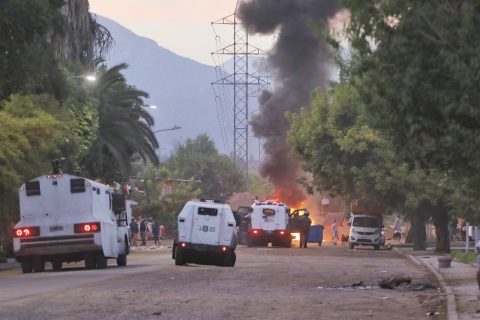 Incidentes marcan desalojo de la toma Dignidad en La Florida: barricadas y carros lanzaagua tras tensión con pobladores