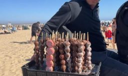 Minsal investiga frutillas bañadas en chocolate vendidas en playas tras causar alarma por no derretirse con el calor