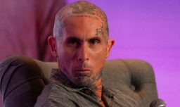 El día que Emanuel Noir de Ke Personajes "traicionó" a la U: La camiseta de Colo Colo que enfureció a los hinchas azules