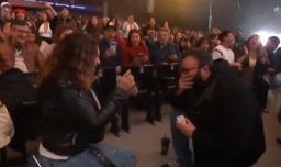 El inesperado doble matrimonio que emocionó a Mon Laferte en Viña 2026: "¡Felicidades!"