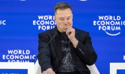 Elon Musk impulsó contenido sexual explícito en su IA Grok para aumentar su uso, según investigación