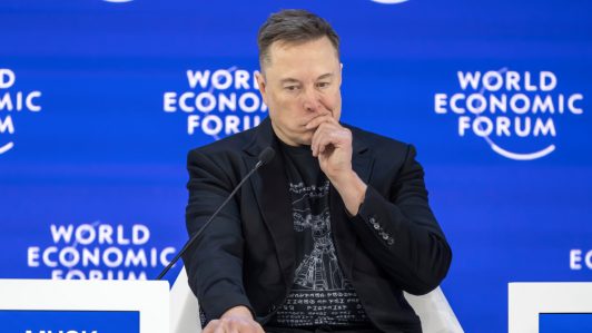 Elon Musk impulsó contenido sexual explícito en su IA Grok para aumentar su uso, según investigación