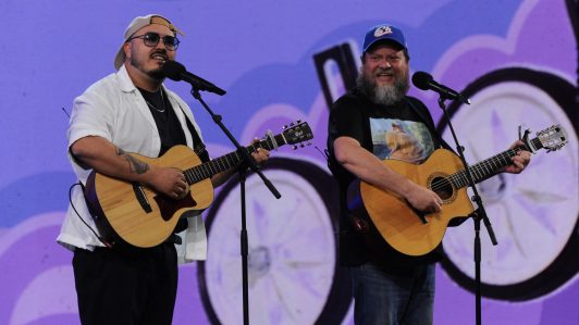 Esteban Düch emociona en Viña 2026 con homenaje a 31 Minutos y la inesperada aparición del "Guatón" Salinas