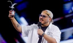 Esteban Düch recibe Gaviota de Plata en Viña 2026: "Cuando uno quiere a Chile, Chile te quiere de vuelta"