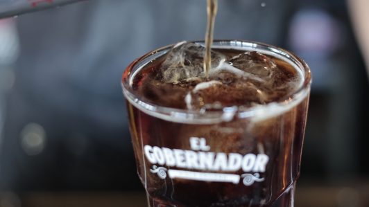 Estudio nacional revela cómo se toma la piscola en Chile: 72% prefiere la mezcla con negra y con más bebida que pisco