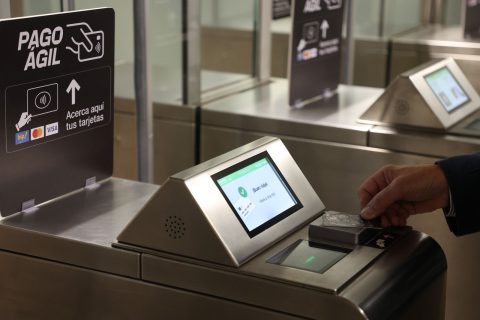 Hoy comenzó "Pago Ágil" en el Metro de Santiago: ¿Cómo funciona el pago con tarjetas bancarias?
