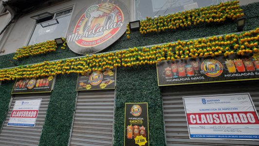 Clausuran local de “El Rey de las Micheladas” ubicado al lado de un colegio en Santiago