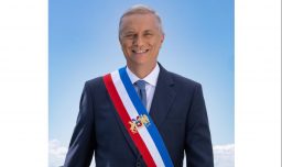 "Camina hacia adelante, dejando atrás la tormenta": Revelan la foto presidencial oficial de José Antonio kast