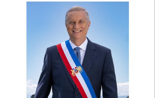 "Camina hacia adelante, dejando atrás la tormenta": Revelan la foto presidencial oficial de José Antonio kast