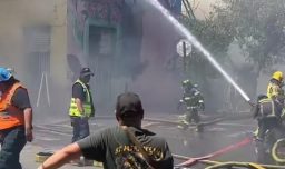 Incendio en Santiago Centro mantiene a 13 Compañías del Cuerpo de Bomberos de Santiago en el lugar