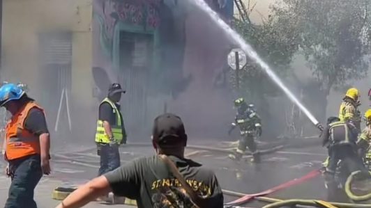 Incendio en Santiago Centro mantiene a 13 Compañías del Cuerpo de Bomberos de Santiago en el lugar