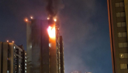 Incendio en edificio de Estación Central afecta departamento en piso 14 y obliga a evacuar a residentes