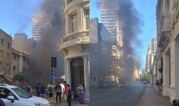 Incendio de micro provoca desvíos en pleno centro de Santiago
