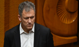 Versión de ministro Muñoz bajo presión: Habría firmado concesión para cable China-Chile Express que fue anulada en 48 horas