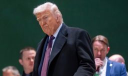 Donald Trump afirma que Alí Jamenei murió y advierte que bombardeos continuarán "por el tiempo que se necesario"