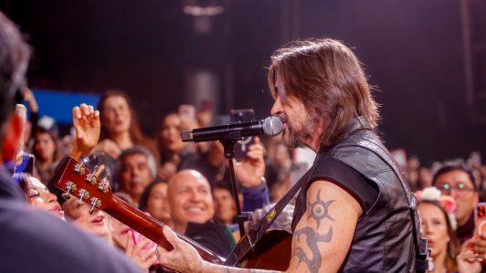 Juanes conquista la Quinta Vergara bajando a la platea: Versión acústica de "Para Tu Amor" enamora al Monstruo