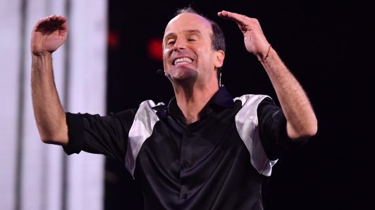 Kramer cierra la primera parte de su rutina en Viña 2026 con imitaciones políticas: Matthei, Parisi, Jara y Kast dividen al público