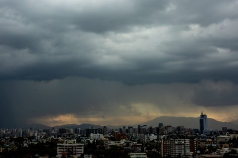 Balance de tormenta en Santiago: Quebradas se activan en el oriente y Maipú reporta más de 300 viviendas anegadas