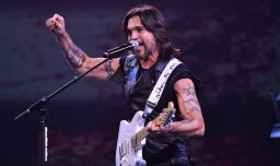 "Loca, loca, loca": Juanes sorprende interpolando famosa canción de Chico Trujillo mientras cantaba "La camisa negra"
