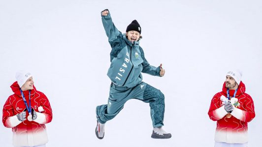 Lucas Pinheiro consigue el primer oro olímpico invernal de Brasil en esquí alpino
